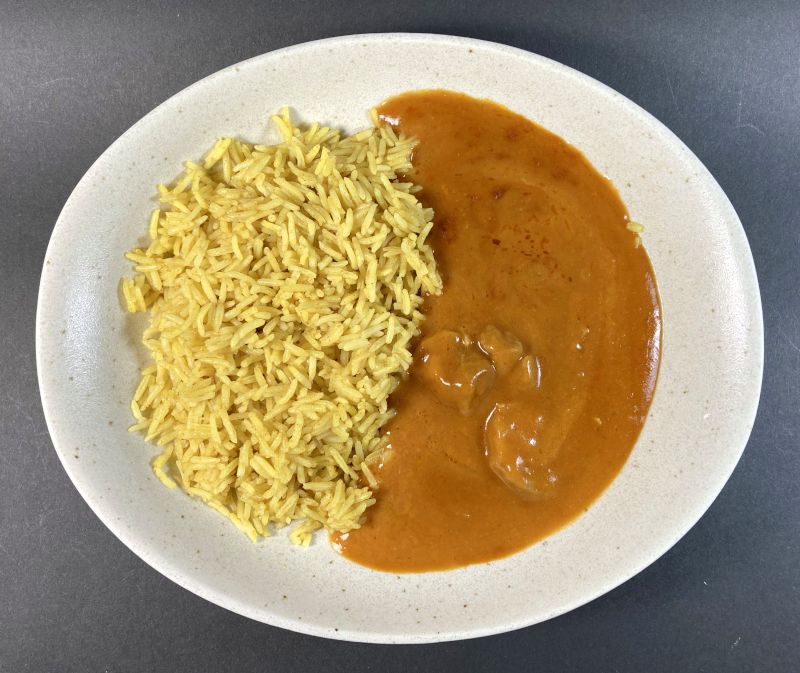 バターチキンカレー✖ビリヤニの出来上がりをお皿に盛る