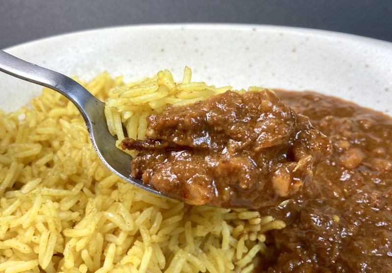 アジアのお弁当 キーマカレー×ビリヤニをスプーンですくう