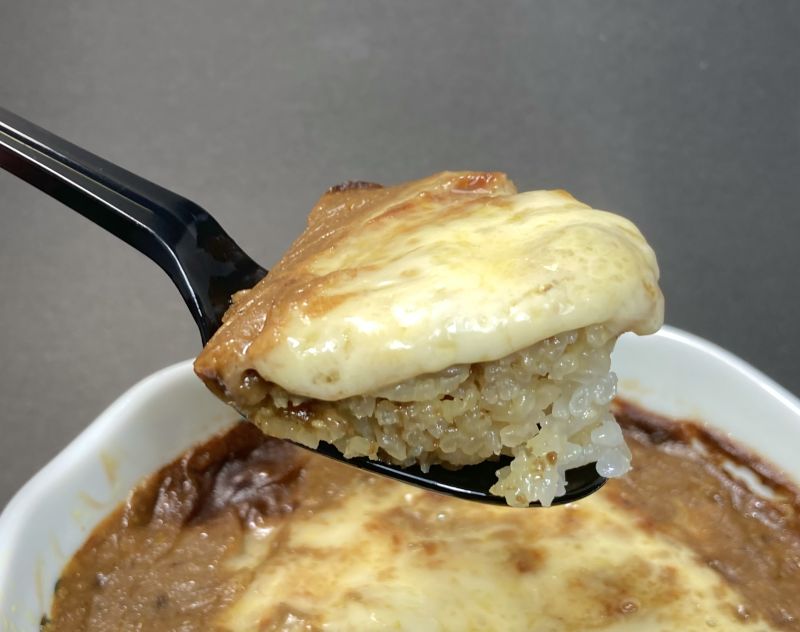 駅弁 有田焼カレー (小)中辛をスプーンですくう