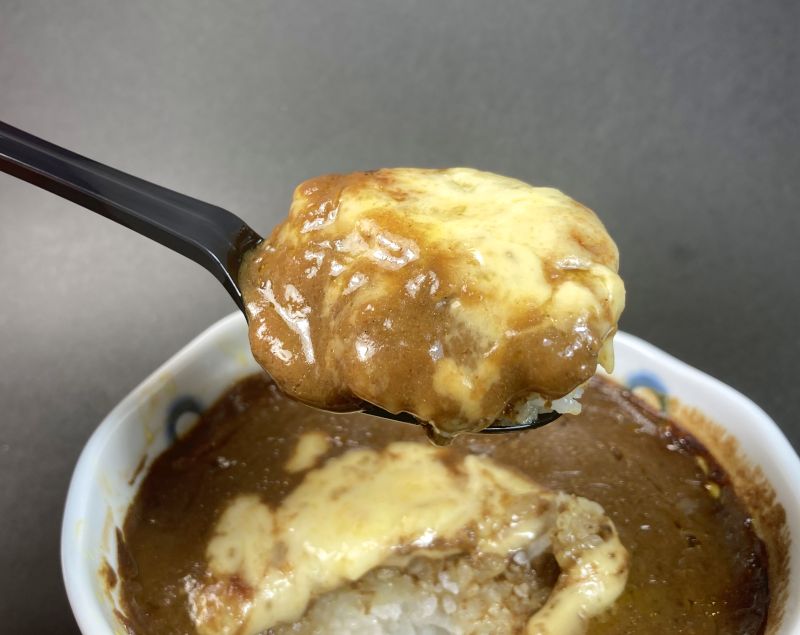 有田テラス 有田焼カレーをスプーンですくう
