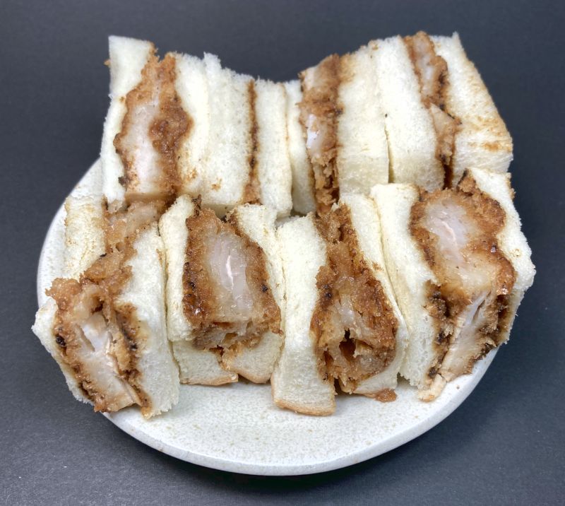 株式会社 高野商店 元気の源 ゴーゴーカレー監修 能登豚ミルフィーユ カツサンドをカットしてみる