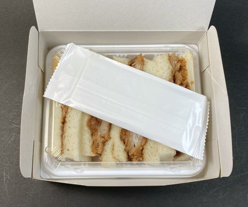 株式会社 高野商店 元気の源 ゴーゴーカレー監修 能登豚ミルフィーユ カツサンドの箱の中