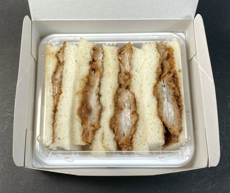 株式会社 高野商店 元気の源 ゴーゴーカレー監修 能登豚ミルフィーユ カツサンドの箱の中