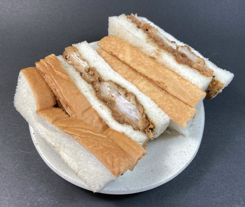 株式会社 高野商店 元気の源 ゴーゴーカレー監修 能登豚ミルフィーユ カツサンドをお皿に盛る