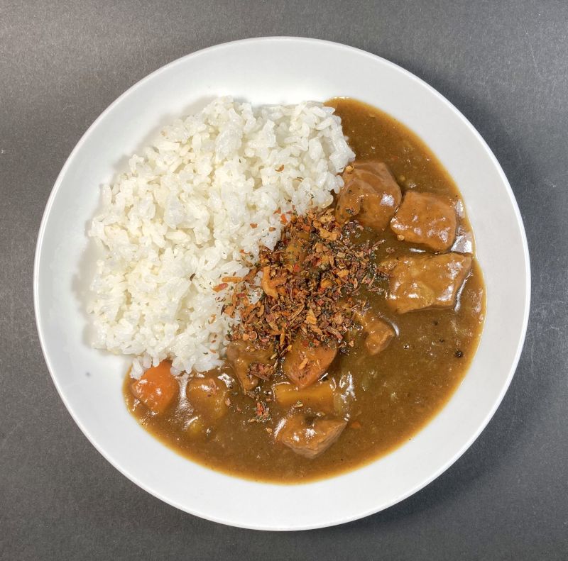辛いカレーにかけて食べてみる