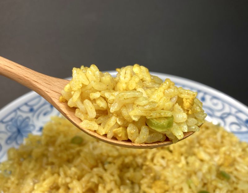 BESTPRICE ドライカレー要冷凍をスプーンですくう