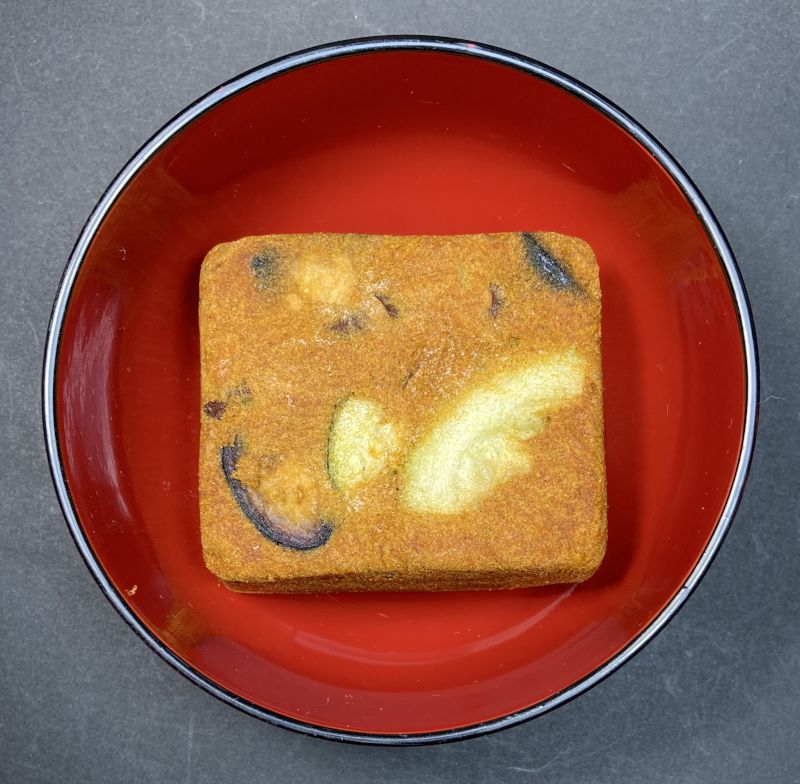 ひきわり豆のトマトカレーの中身をお皿に移す