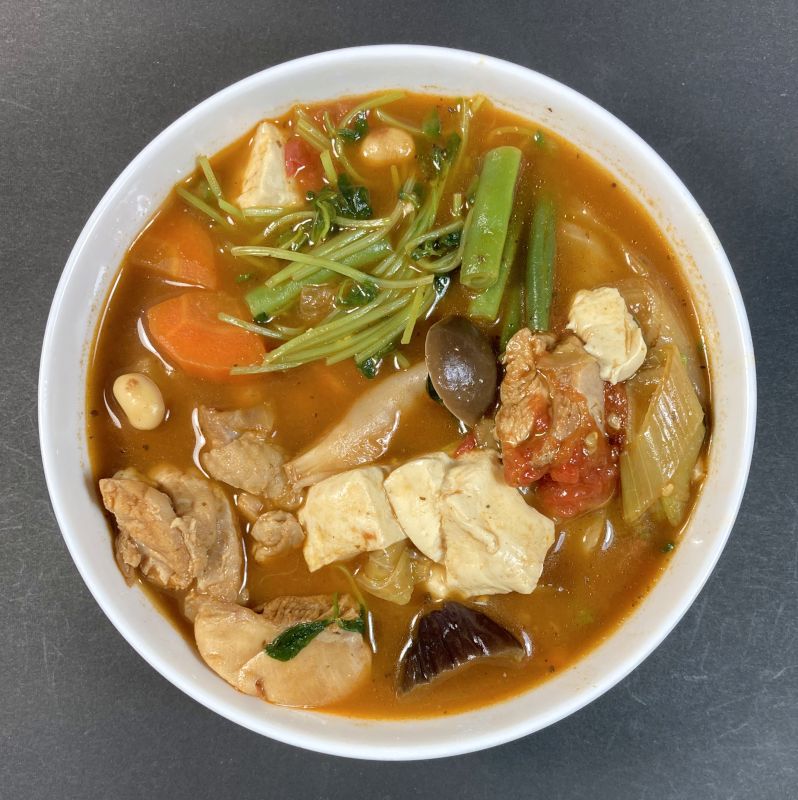 辛さマイルド コクと旨み広がる スープカレー 鍋つゆ完成、お皿に盛り付ける