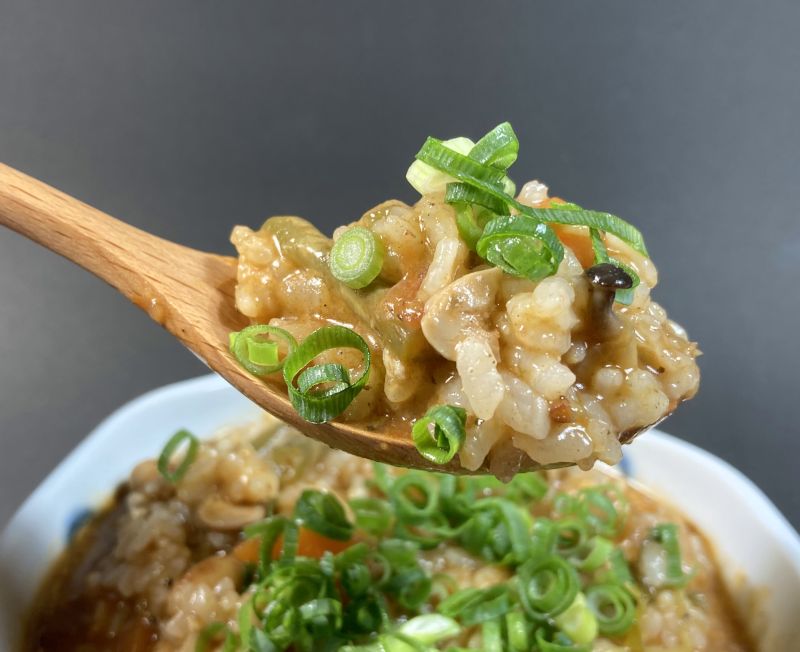 辛さマイルド コクと旨み広がる スープカレー 鍋つゆリゾットをスプーンですくう