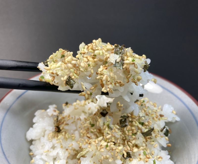 ふりかけごはんを箸ですくう