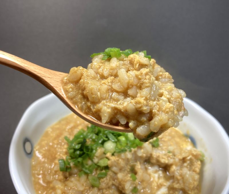 エバラ食品工業株式会社 カレーうどん 期間限定 冬のプチッとうどんのリゾットをスプーンですくう