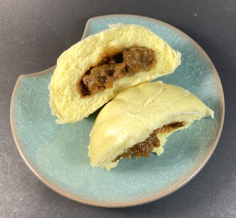 オーベルジーヌ新宿監修 Aubergine カレーまんを半分にカットする