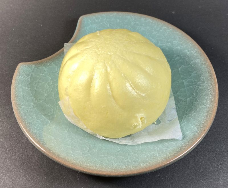 オーベルジーヌ新宿監修 Aubergine カレーまんの完成、お皿に盛り付ける