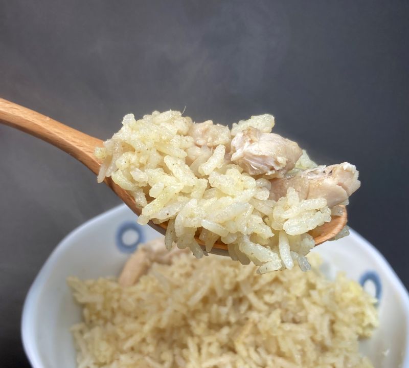 インド風 炊き込みご飯 ビリヤニの素で作ったビリヤニをスプーンですくう