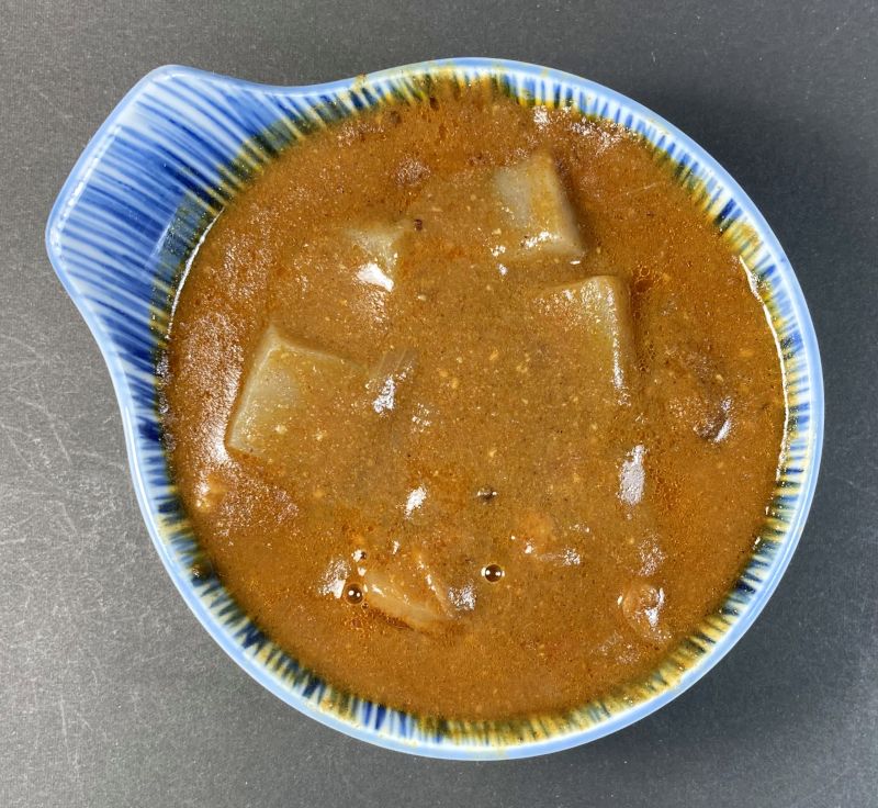 牛すじカレー煮込みをお皿に盛り付ける