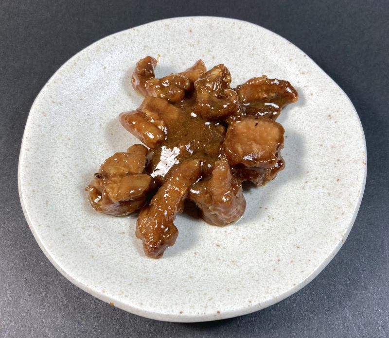 ゴーゴーカレーやきとりをお皿に盛る