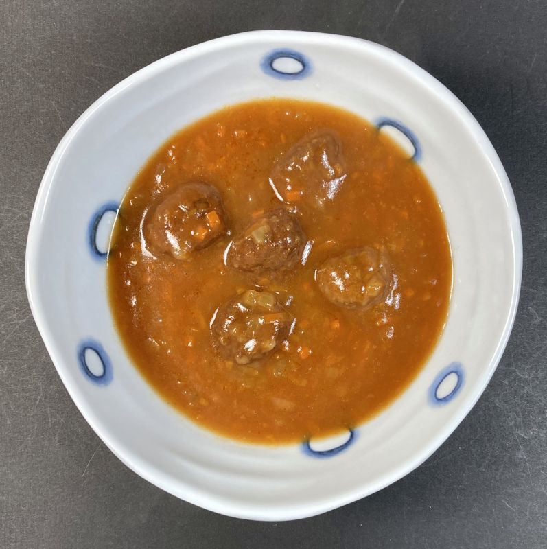お子さま ミートボールカレー 5粒入 甘口をお皿に盛り付ける