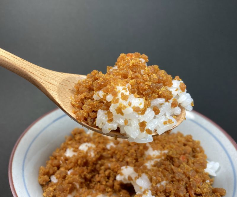 磯じまん株式会社 カレーそぼろちゃん 甘口とごはんをスプーンですくう