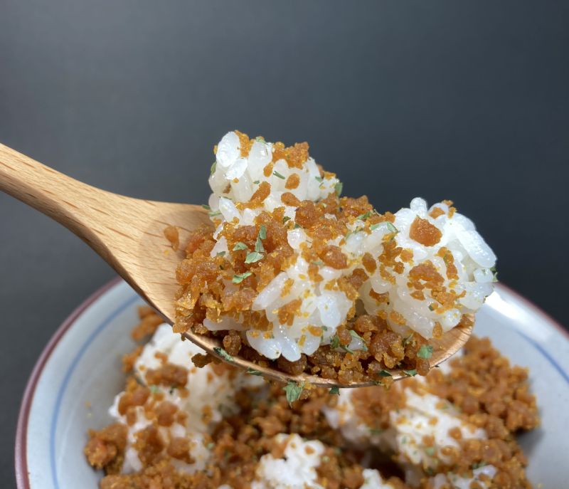 磯じまん株式会社 カレーそぼろちゃん 甘口と乾燥パセリをスプーンですくう