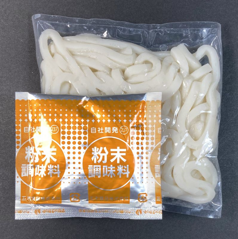 中身の生うどんと自社開発の粉末調味料