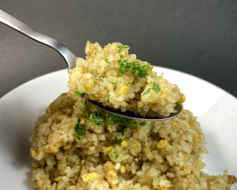 グリーンカレーチャーハンをスプーンですくう