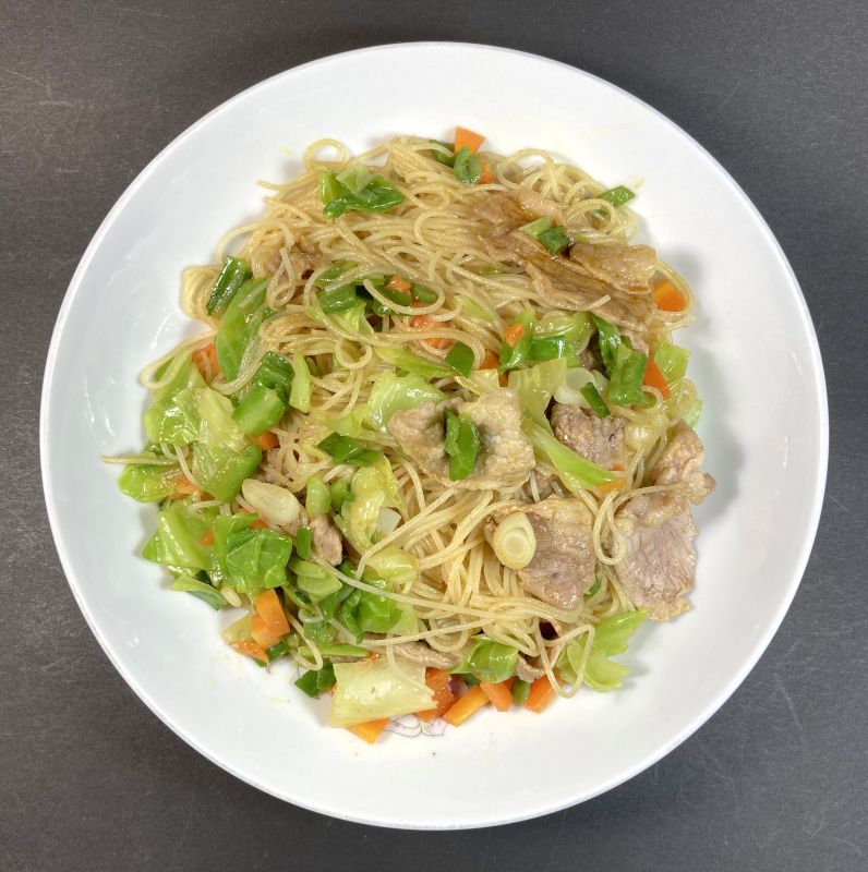 ケンミン食品株式会社 カレー焼ビーフンをお皿に盛る