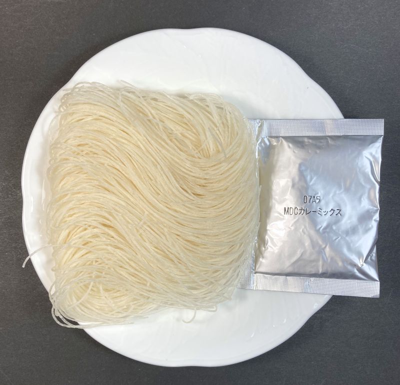 ケンミン食品株式会社 カレー焼ビーフンの中身のビーフンとパウダー