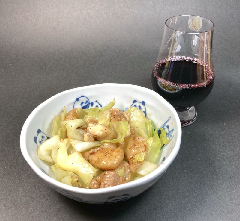 カレー塩で作ったチキンキャベツ炒めとワイン
