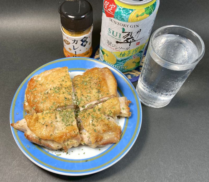カレー塩チキンと翆ジンソーダ柚子絞り