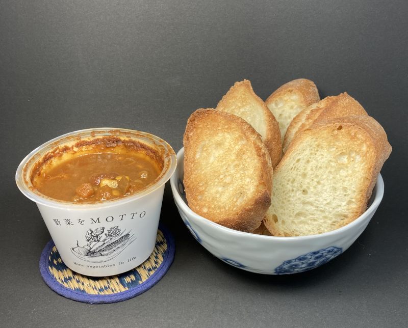 野菜MOTTO The CIHI CON CARNE CURRY 辛味 LEVEL4と焼フランスパン