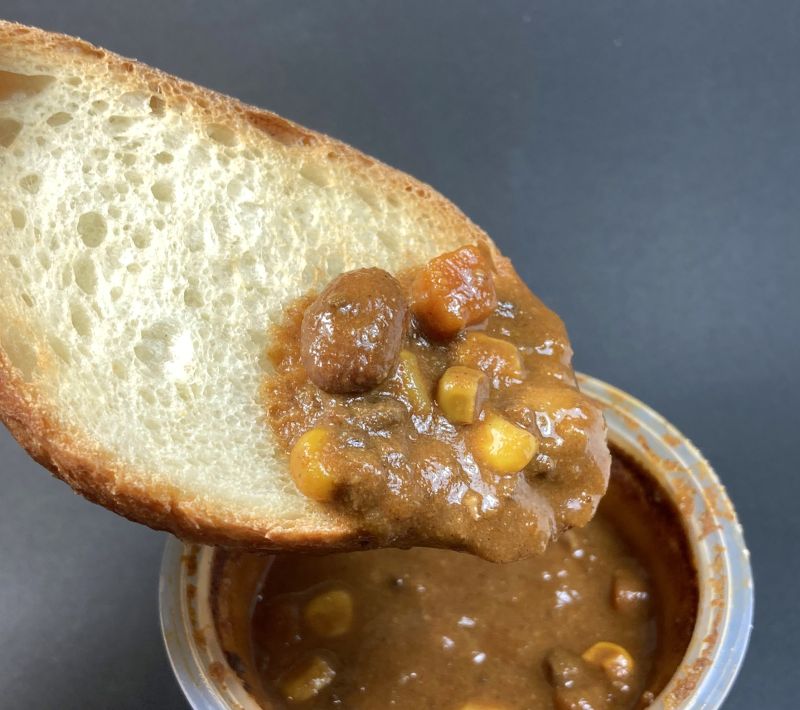 野菜MOTTO The CIHI CON CARNE CURRY 辛味 LEVEL4をフランスパンにディップする