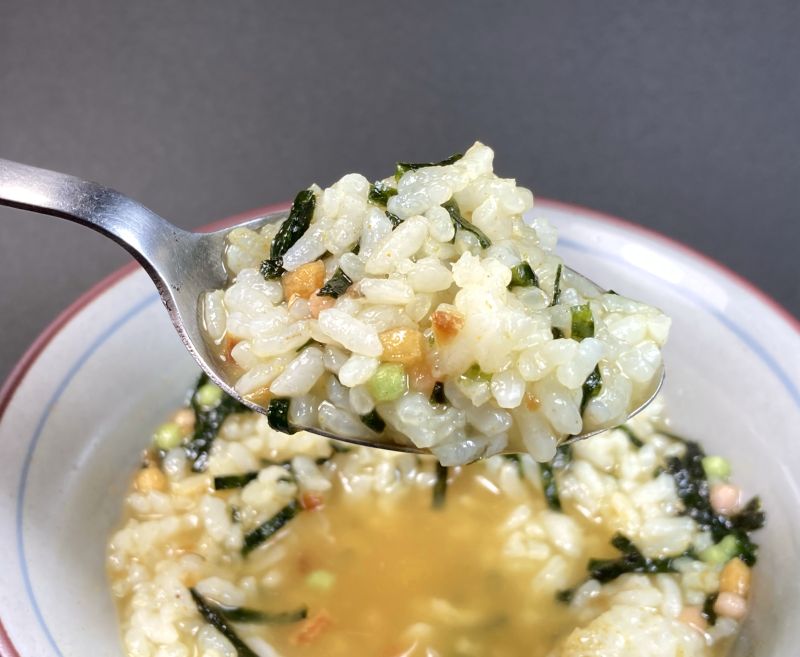 茶づけをスプーンですくう