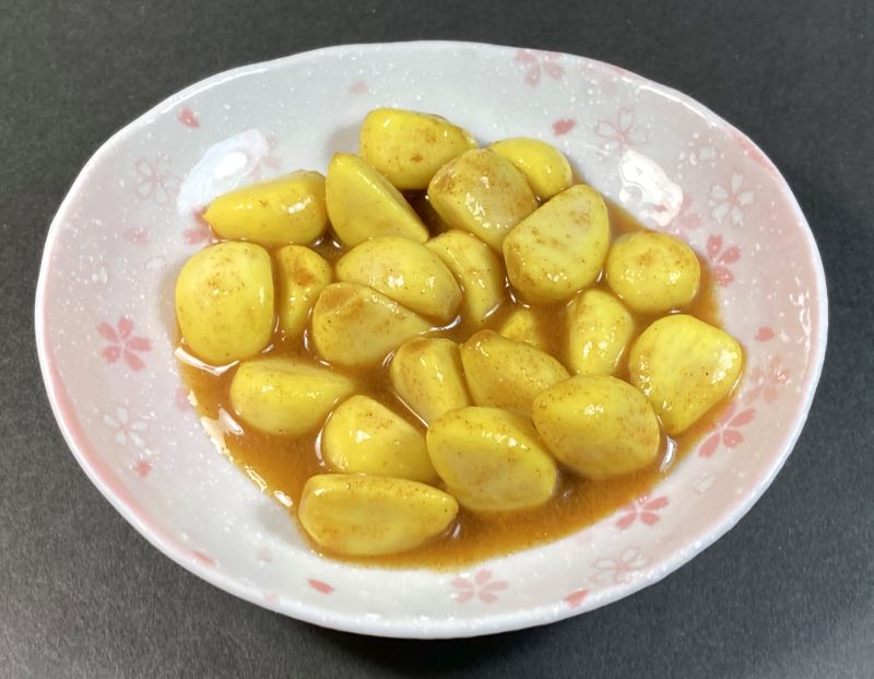 カレーにんにくをお皿に盛る