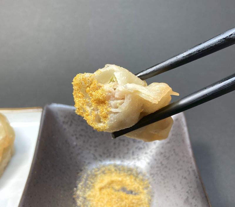 株式会社田子重 大阪王将 カレー塩で食べるつまみ餃子にカレー塩をつけて食べる