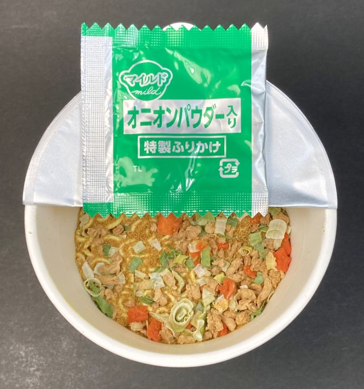 カレーラーメンマイルドのカップの中身
