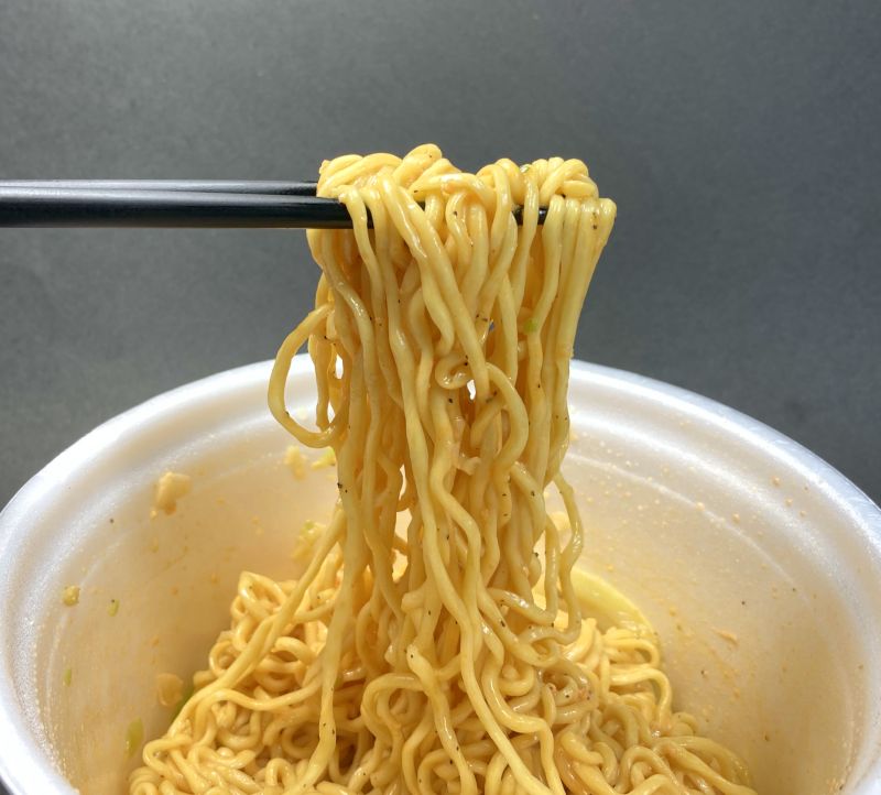麺をはしてつまむ