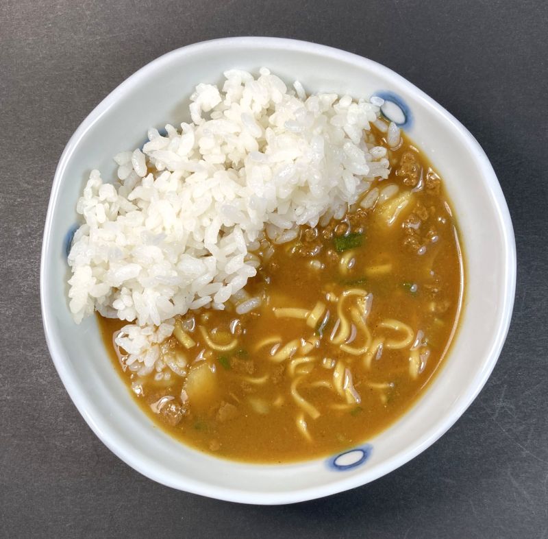 エースコック株式会社 肉カレーラーメンの余ったスープでカレーライスする