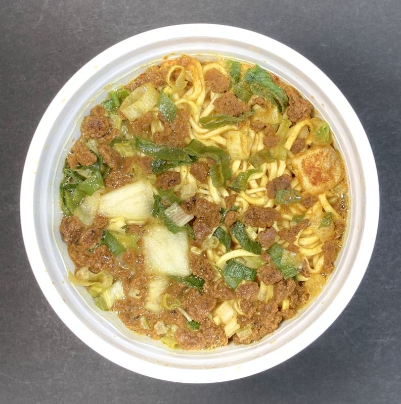 エースコック株式会社 肉カレーラーメン出来上がり手前