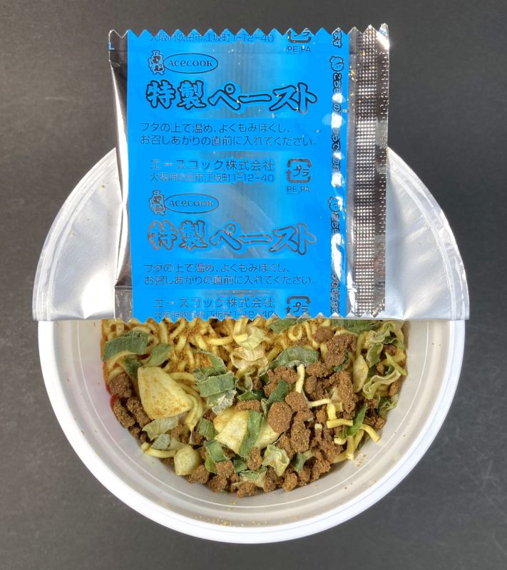 エースコック株式会社 肉カレーラーメンの中身と特製ベースト