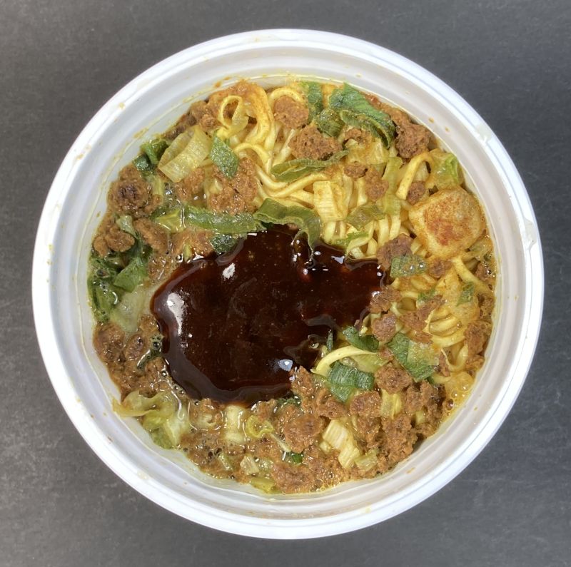 エースコック株式会社 肉カレーラーメンの特製ペーストを入れる