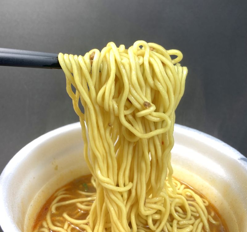 エースコック株式会社 スーパーカップ1.5倍 NOBROCK TV キーマカレー味 ラーメンの麺をハシでつまむ