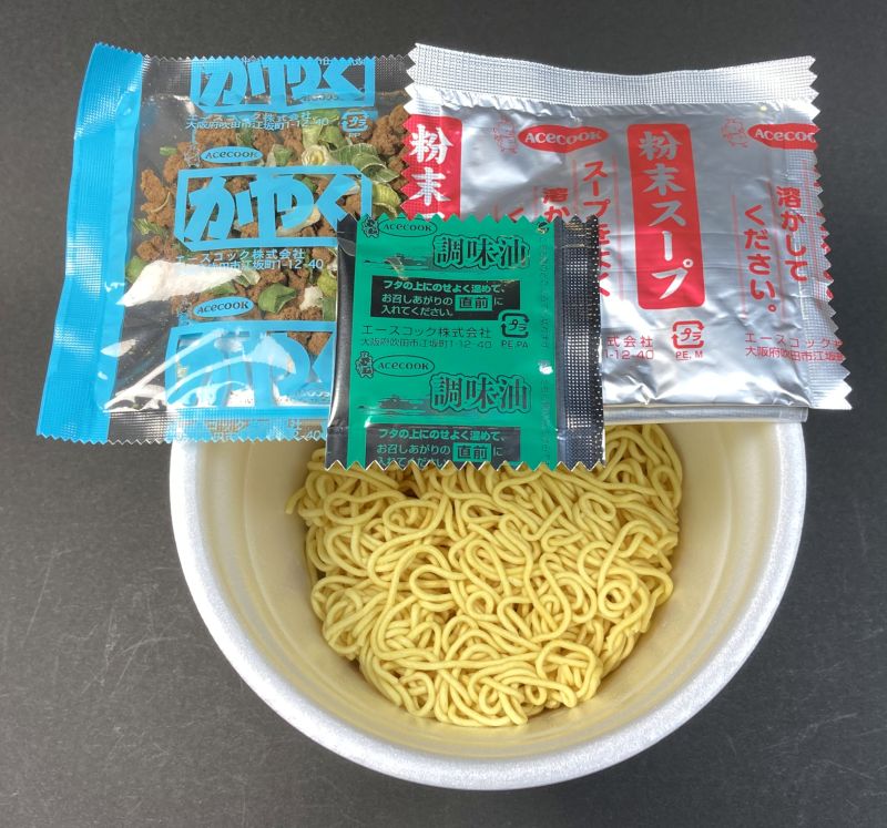 エースコック株式会社 スーパーカップ1.5倍 NOBROCK TV キーマカレー味 ラーメンのカップの中身