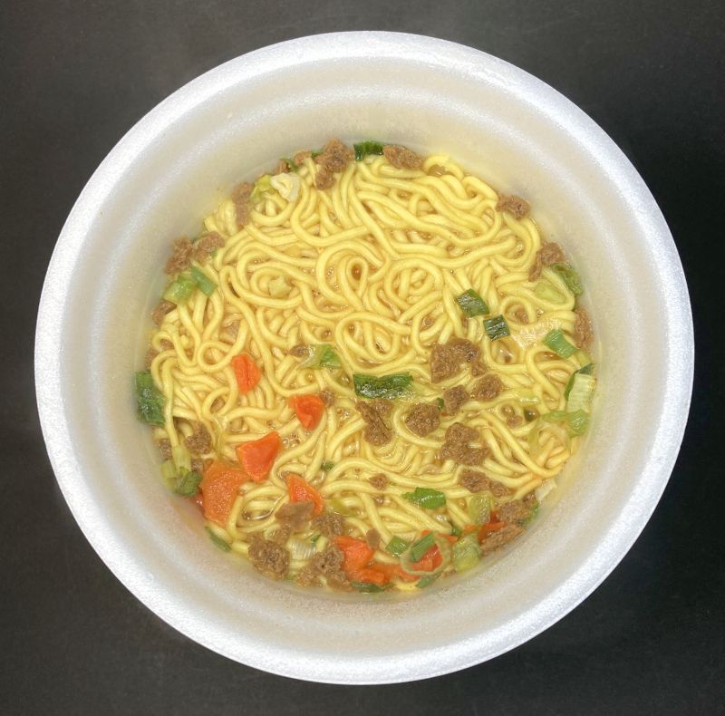 スーパーカップ1.5倍 トマトカレー味ラーメンカップ完成直前画像