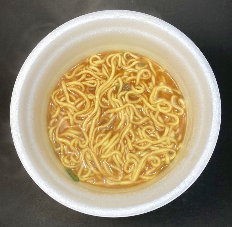 スーパーカップ1.5倍 トマトカレー味ラーメンカップの完成