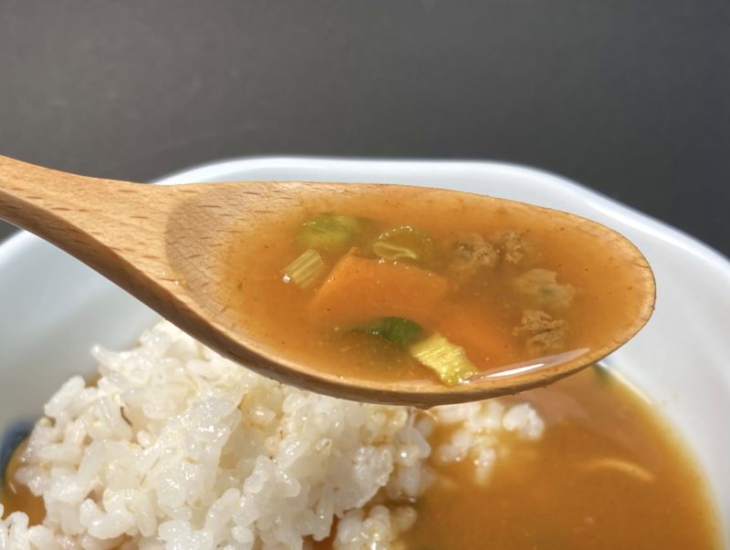 スーパーカップ1.5倍 トマトカレー味ラーメンカップの具材紹介