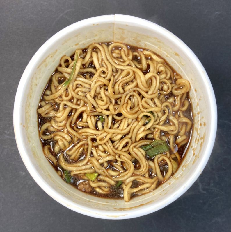 イオン株式会社 bestprice 黒カレーヌードルの完成後少し時間を置く