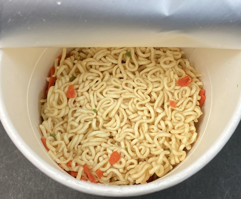 グリーンカレーラーメンのカップの中