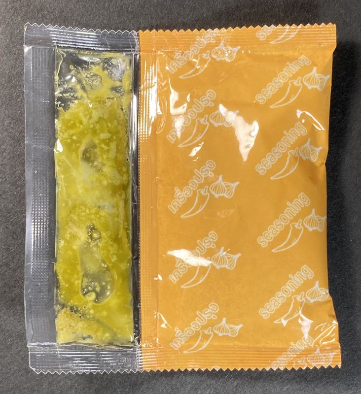 グリーンカレーラーメンのペーストとパウダーの袋