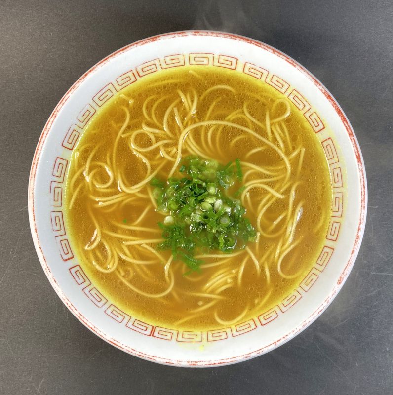 日の出製粉株式会社 カレーラーメン スパイシーカレー味 カレー龍をお椀に盛る