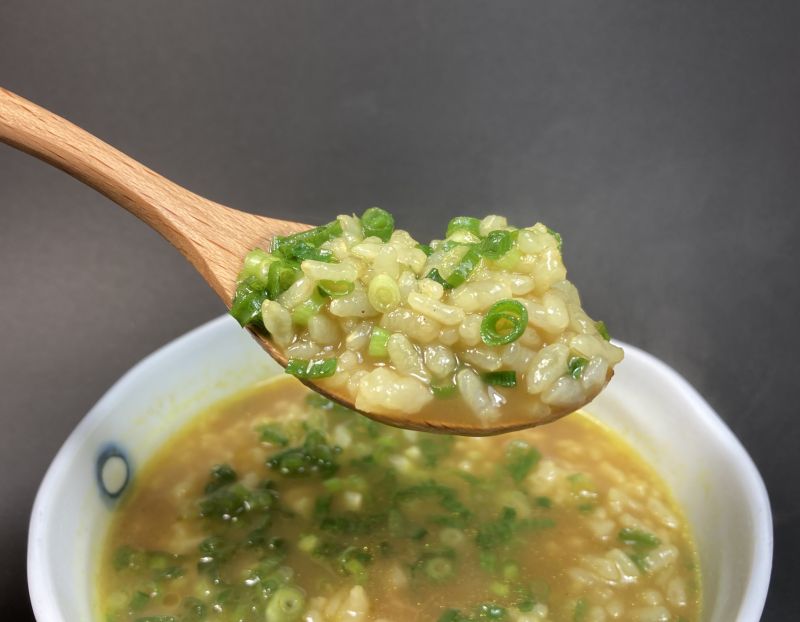 日の出製粉株式会社 カレーラーメン スパイシーカレー味 カレー龍で作ったおじやをスプーンですくう